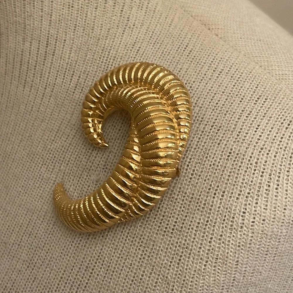 Vintage Monet Gold-tone Ribbed Swirl Brooch - Pin